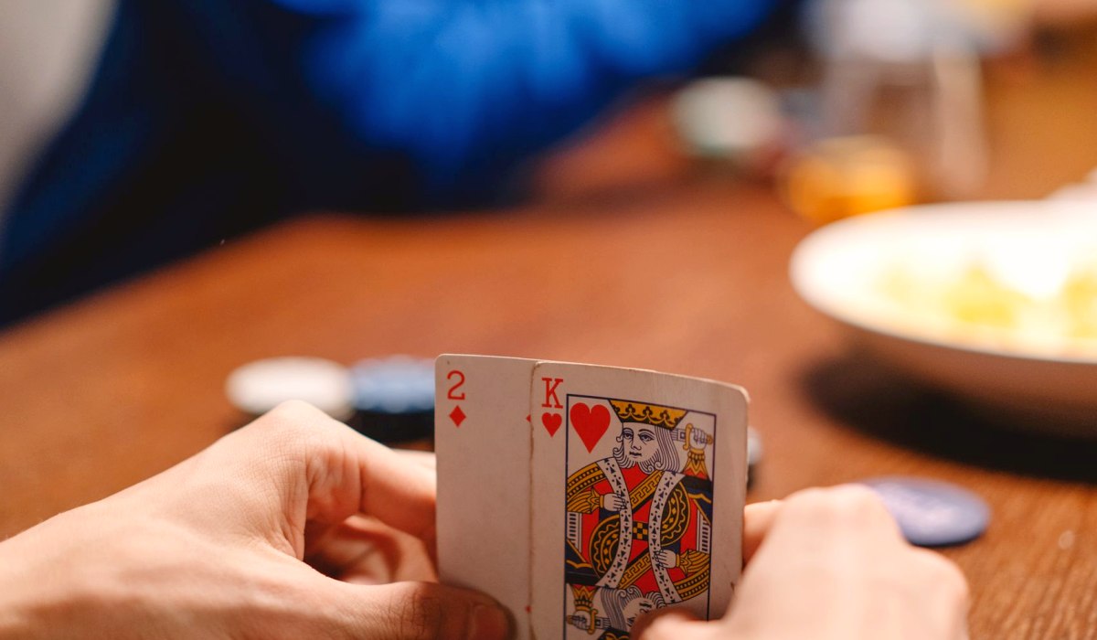 https://www.reddit.com/r/poker/comments/1uyum6j/12_weird_turn_lead_with_combo_draw_then_river/ - 翻牌圈过牌后，转牌圈领打小注的思考：组合听牌策略解析