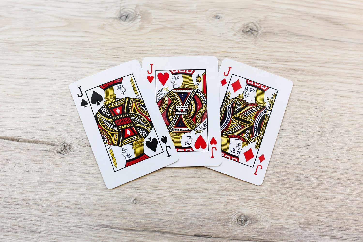 QQPOKER翻牌前起手牌选择技巧:位置、牌力与加注尺度入门(实战示例)