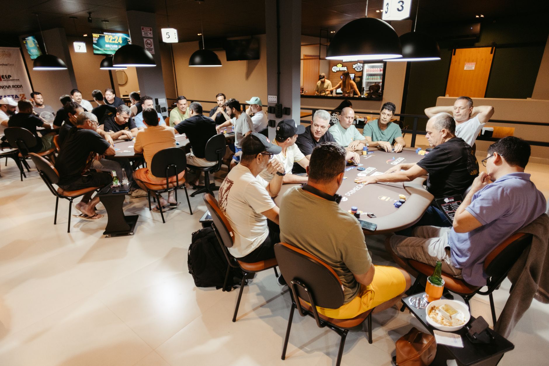 德州扑克如何应对对手的心理战?识别挑衅、拖延与言语干扰的实战方法(要点图解)