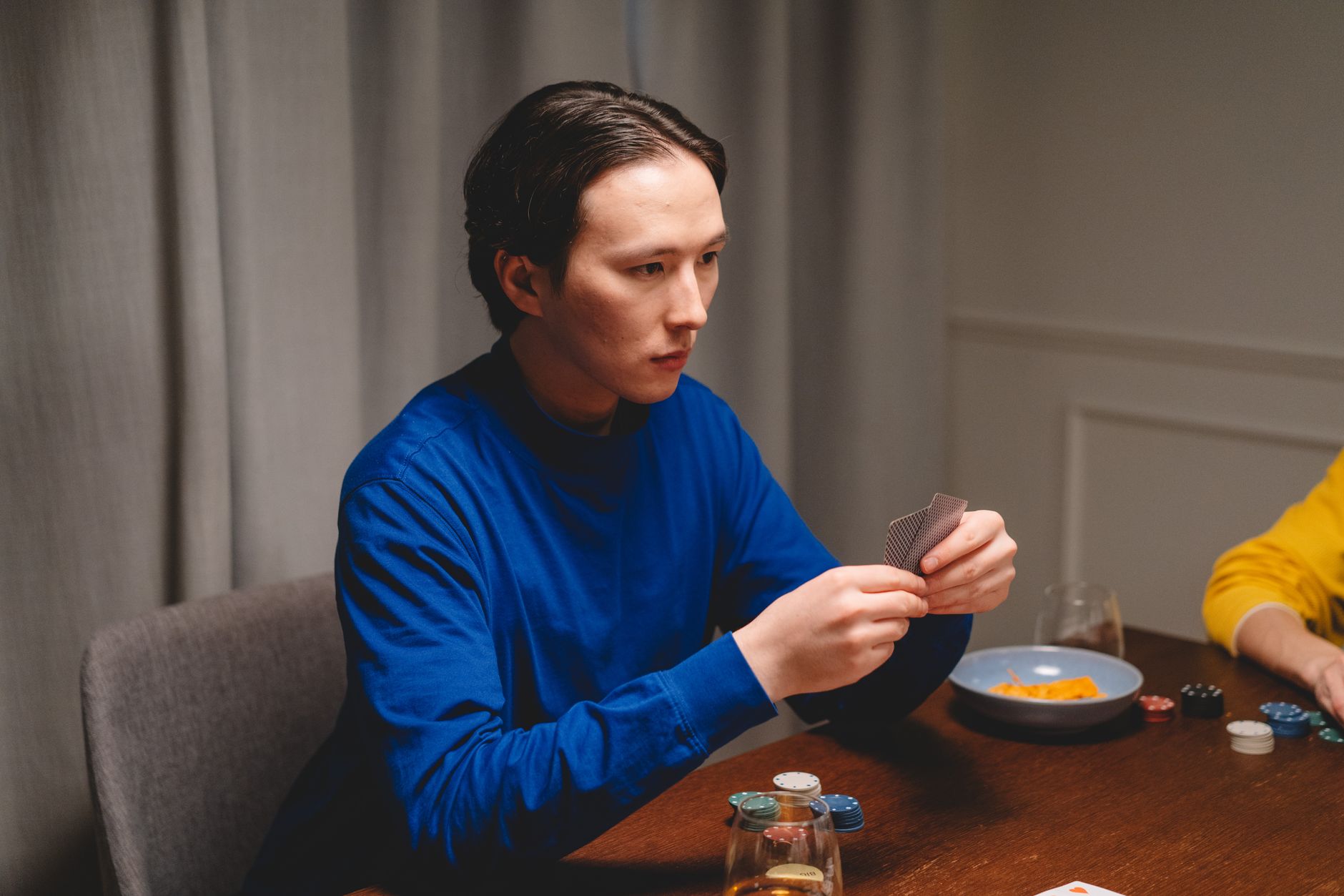 多人底池听牌半诈唬时机:三个维度拆解下注与过牌的选择(要点图解)