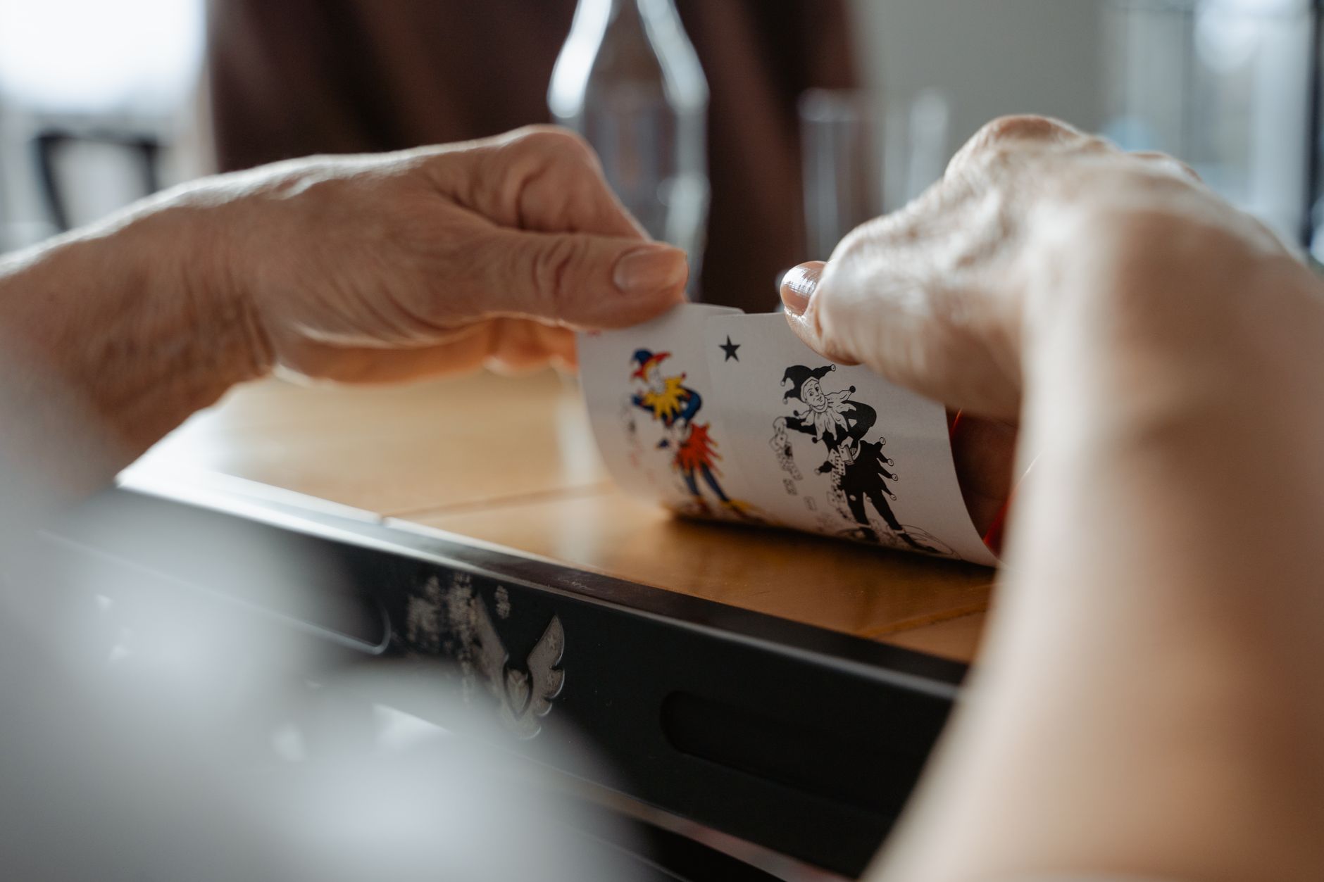 线下扑克遮面争议:读表情与反读表情的策略解析(要点图解)